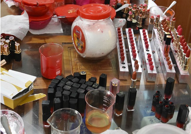 Cảnh sát bắt quả tang hàng nghìn thỏi son môi giả được làm ngay tại bếp của gia đình