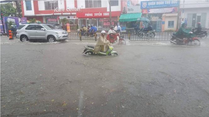 Người Sài Gòn khốn khổ giữa "biển nước" trong cơn mưa đầu mùa