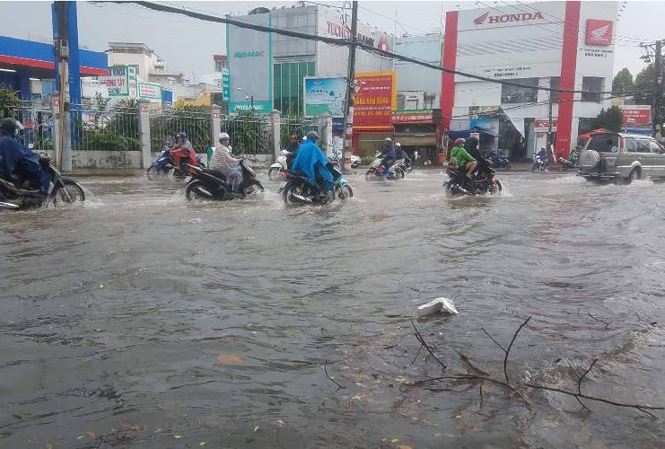 Người Sài Gòn khốn khổ giữa "biển nước" trong cơn mưa đầu mùa