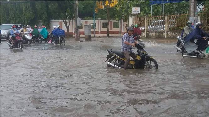 Người Sài Gòn khốn khổ giữa "biển nước" trong cơn mưa đầu mùa