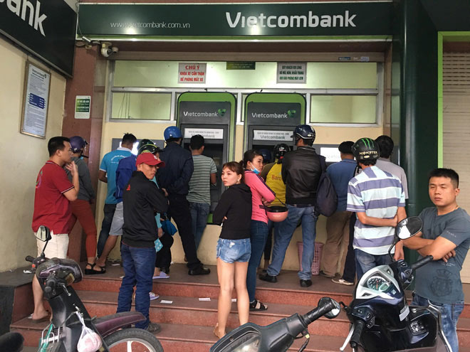 Ngân hàng Nhà nước chỉ đạo dừng tăng phí rút tiền ATM