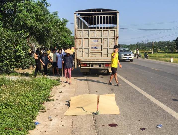 Đi khám thai, hai vợ chồng bị ô tô thương vong