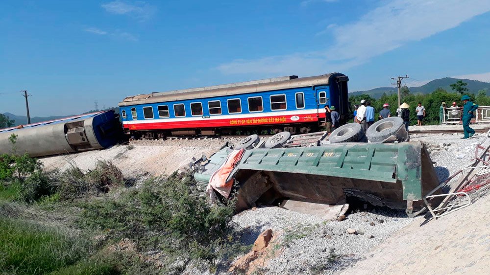 Lật tàu hỏa ở Thanh Hóa: Khởi tố 2 nhân viên gác barie