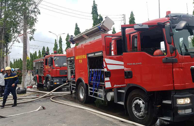 Xe bồn đang bơm dầu tại trạm xăng bốc cháy, thiêu dụi hàng loạt xe máy