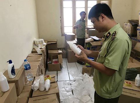 Hà Nội: Thu giữ hàng nghìn lọ 'sữa tắm trắng da giả mạo'