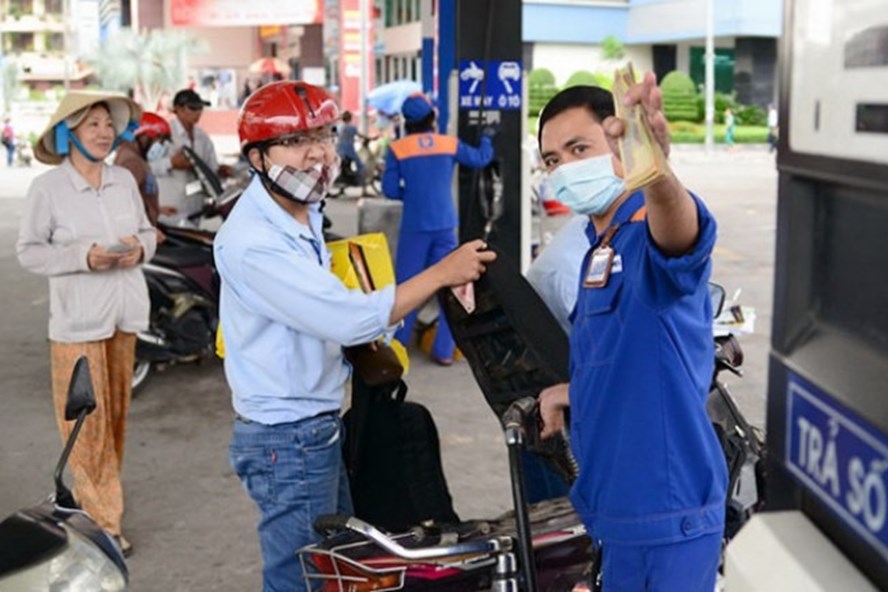 Tiêu dùng trong tuần: Giá vàng giảm sâu, trong khi giá dầu, gà ta và trái cây tăng mạnh.