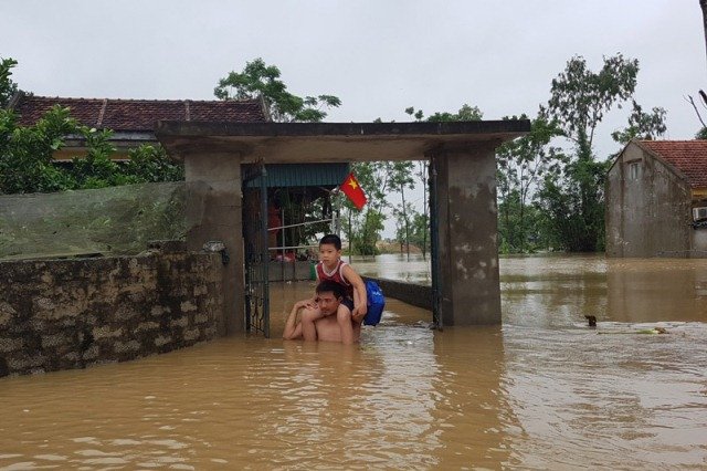 Hơn 7.000 người dân Thanh Hóa phải sơ tán vì nước lũ dâng cao