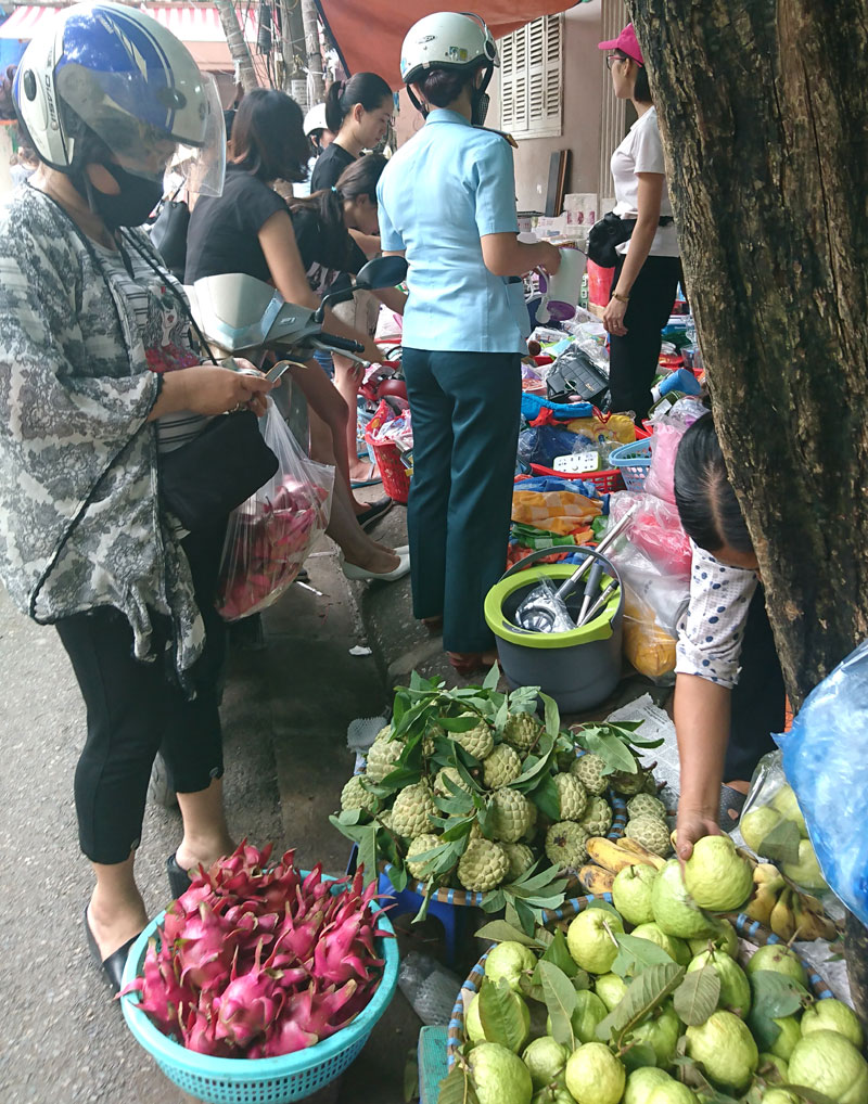 Tiêu dùng trong tuần: Vàng và nhiều loại trái cây rớt giá, trong khi giá rau củ tăng mạnh