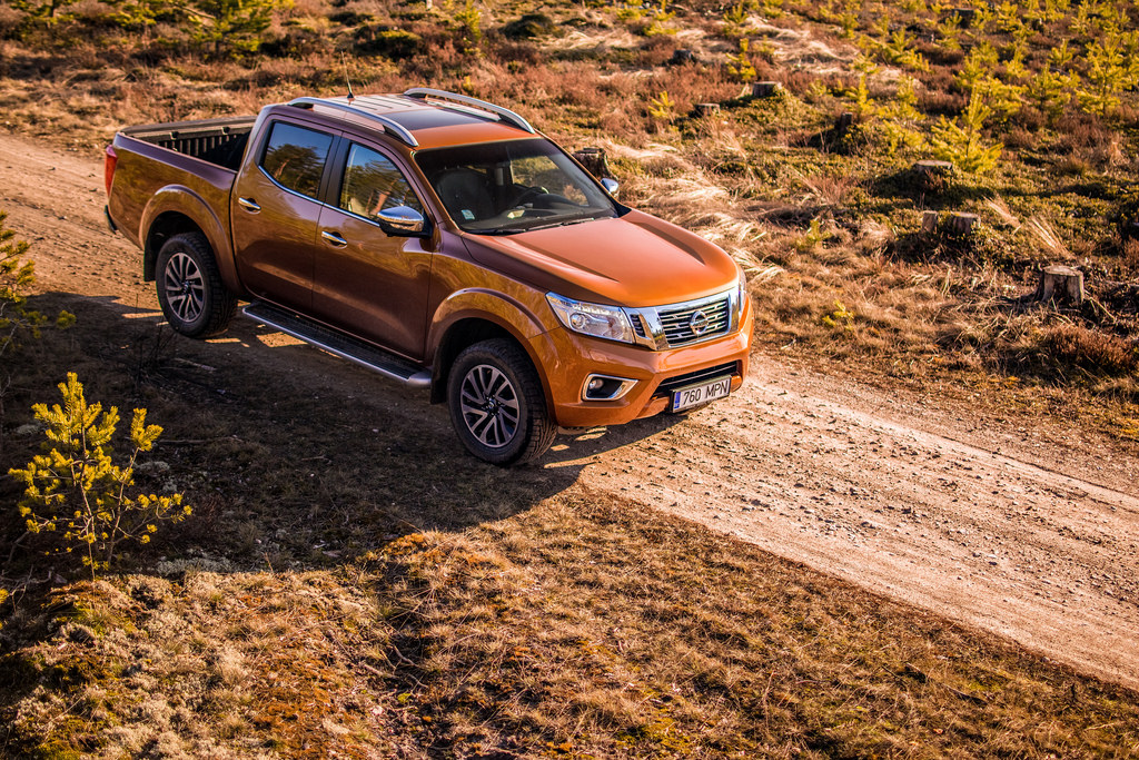 Giá xe ôtô hôm nay 3/10: Nissan Navara giảm 10-20 triệu đồng