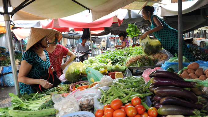 TP Hồ Chí Minh: Rau xanh tăng giá chóng mặt do mưa kéo dài