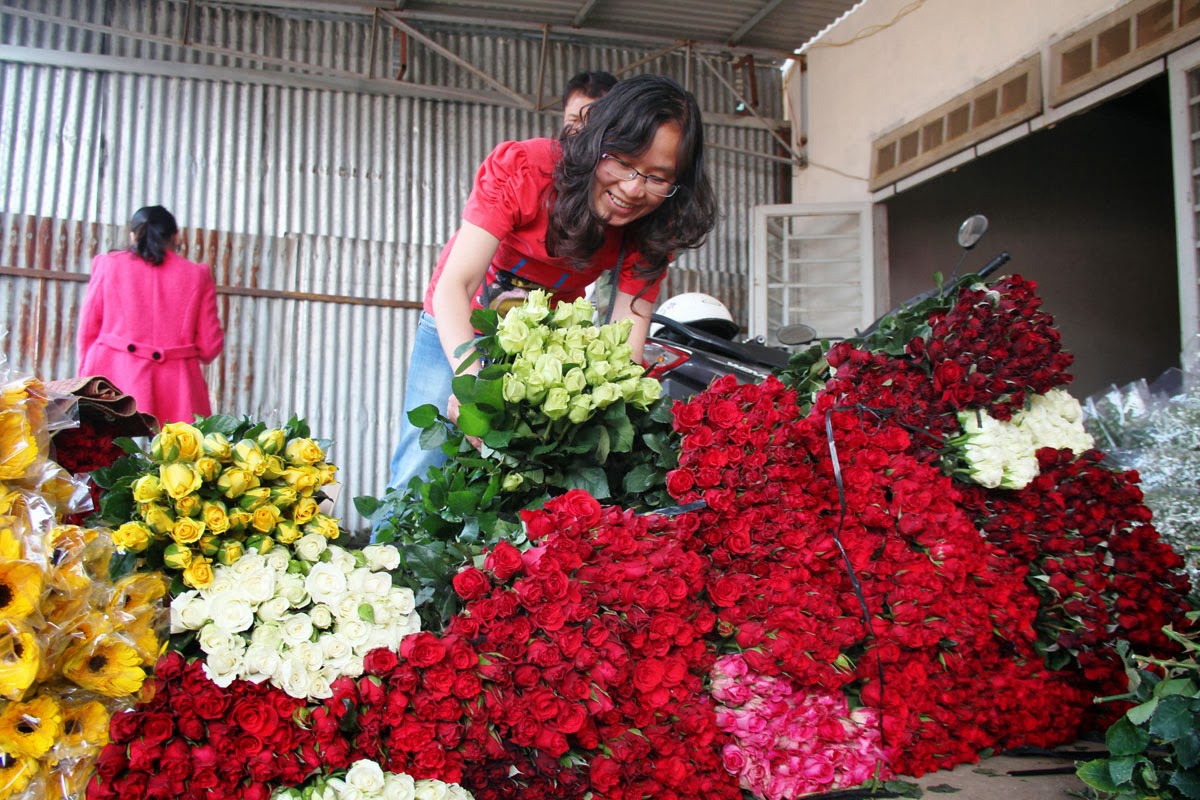 Tiêu dùng trong tuần: Giá vàng, thực phẩm, hoa hồng đồng loạt tăng mạnh