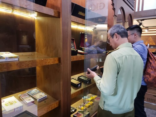 Hà Nội: Kiểm tra đột xuất 4 cửa hàng Cigar, thu giữ nhiều sản phẩm không rõ nguồn gốc