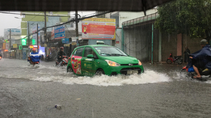 Bão số 9 suy yếu thành áp thấp, người Sài Gòn lội trong 'biển nước' do mưa lớn