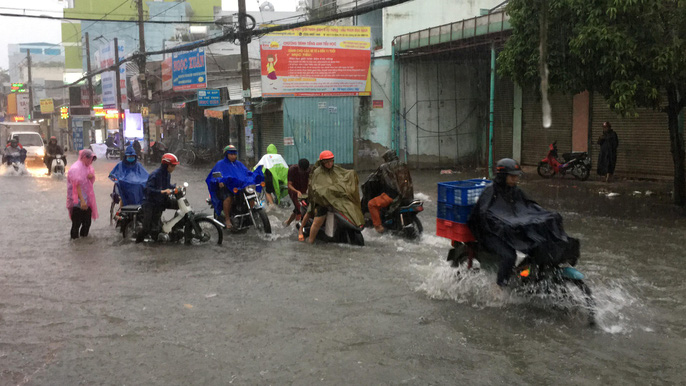 Bão số 9 suy yếu thành áp thấp, người Sài Gòn lội trong 'biển nước' do mưa lớn
