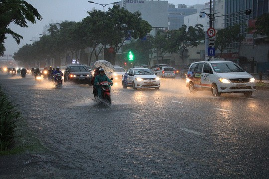 Bão số 9 suy yếu thành áp thấp, người Sài Gòn lội trong 'biển nước' do mưa lớn