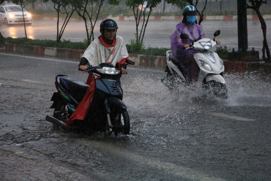 Bão số 9 suy yếu thành áp thấp, người Sài Gòn lội trong 'biển nước' do mưa lớn