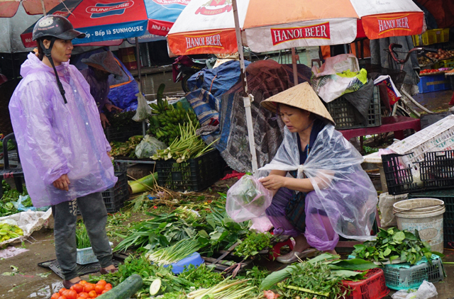 Tiêu dùng trong tuần: Vàng, trứng rớt giá thê thảm, trong khi giá rau, tôm, thanh long tăng mạnh