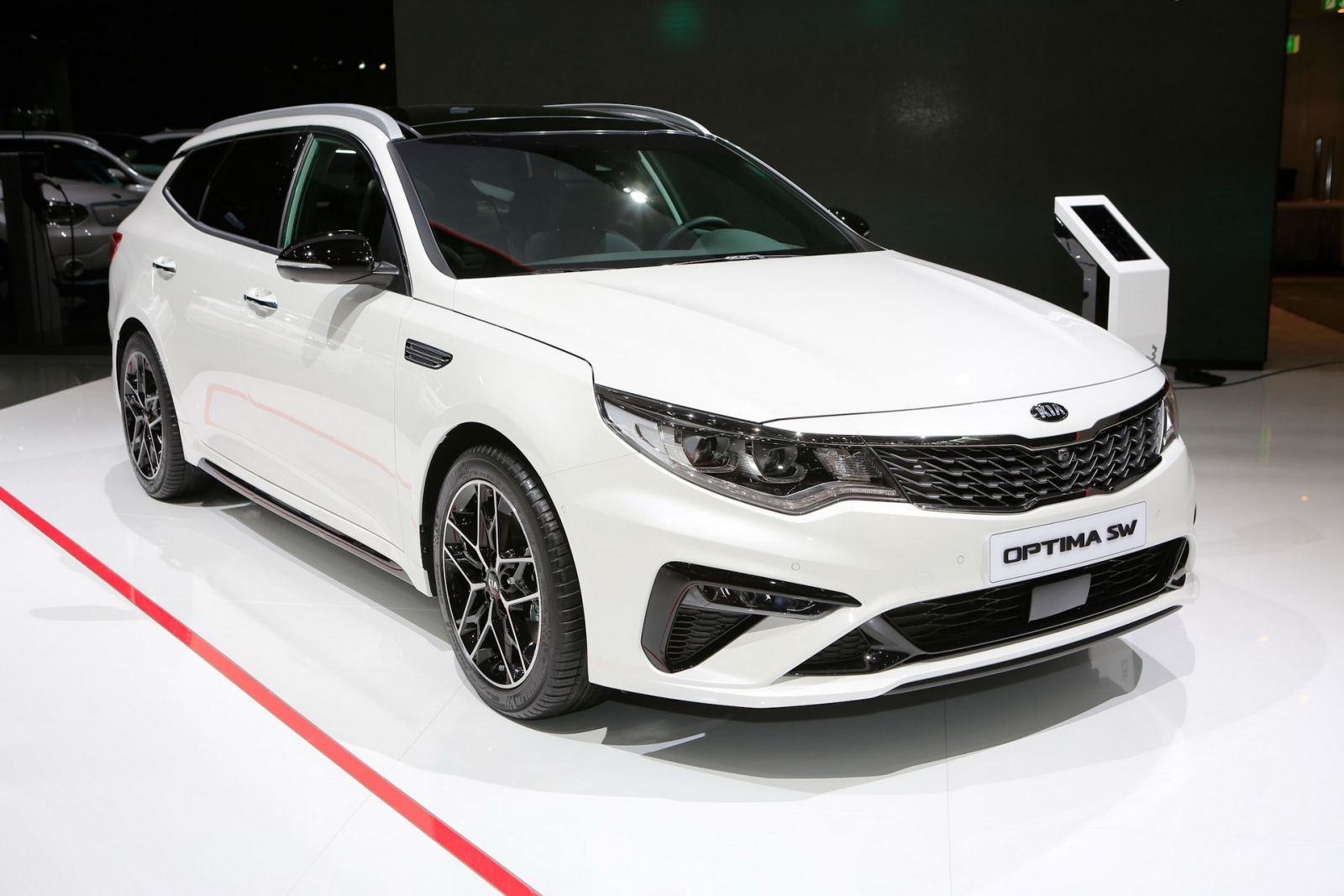 Giá xe ôtô hôm nay 26/12: Kia Optima có giá 789-949 triệu đồng