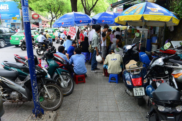 TP Hồ Chí Minh: Bảo kê lấn chiếm vỉa hè hay yếu kém không quản lý được?