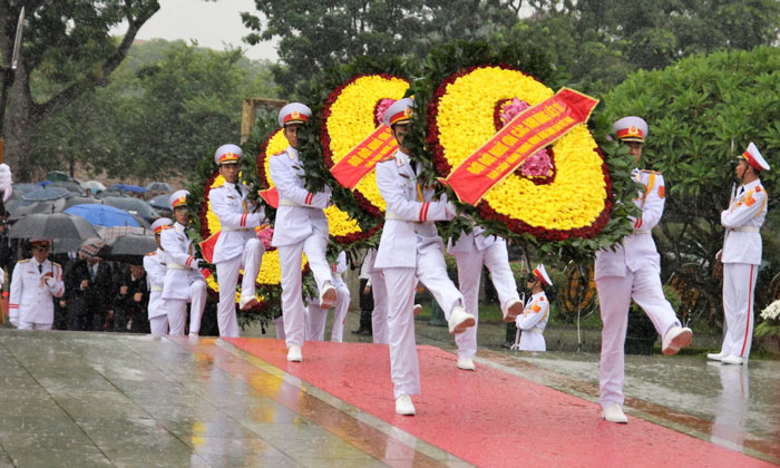 Lãnh đạo Đảng, Nhà nước và TP Hà Nội dâng hương tưởng niệm các anh hùng, liệt sỹ