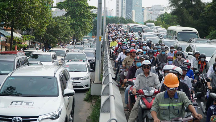 TP Hồ Chí Minh: Sập giàn giáo bắc ngang hầm Thủ Thiêm, giao thông "thất thủ"!