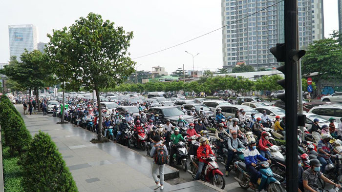 TP Hồ Chí Minh: Sập giàn giáo bắc ngang hầm Thủ Thiêm, giao thông "thất thủ"!