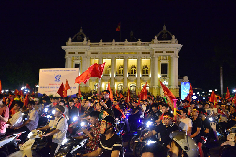 Đêm cuồng nhiệt mừng đội tuyển Việt Nam vô địch AFF Cup 2018