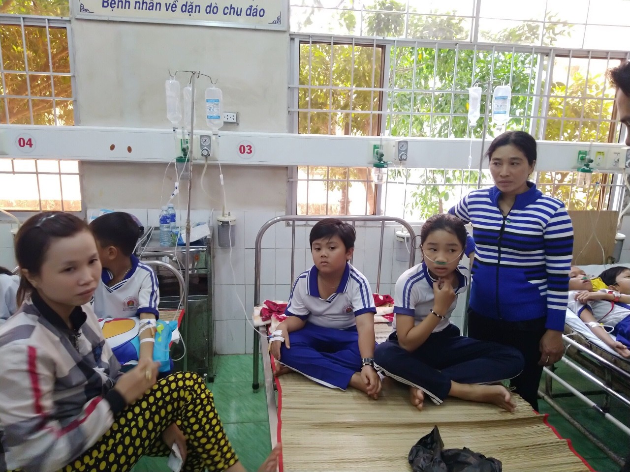 Hàng chục học sinh nhập viện sau khi súc miệng bằng dung dịch Fluor