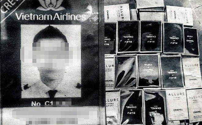 Cơ trưởng Vietnam Airlines bị bắt vì buôn lậu nước hoa và ĐTDĐ