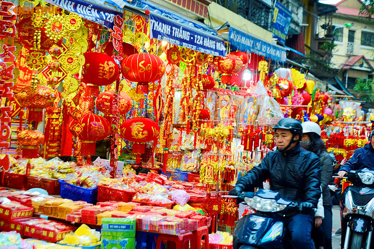 Thị trường đồ trang trí Tết: Giá tăng nhẹ, mẫu mã phong phú