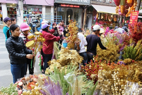 Thị trường đồ trang trí Tết: Giá tăng nhẹ, mẫu mã phong phú