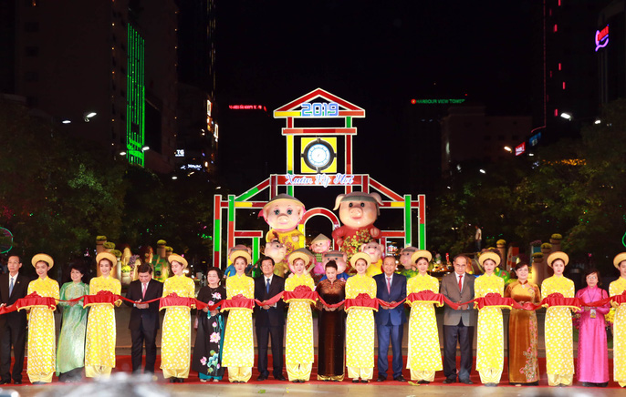 TP Hồ Chí Minh: Tưng bừng khai mạc "Đường hoa Nguyễn Huệ Tết Kỷ Hợi 2019"