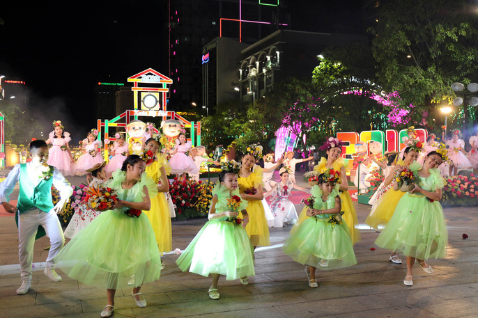 TP Hồ Chí Minh: Tưng bừng khai mạc "Đường hoa Nguyễn Huệ Tết Kỷ Hợi 2019"