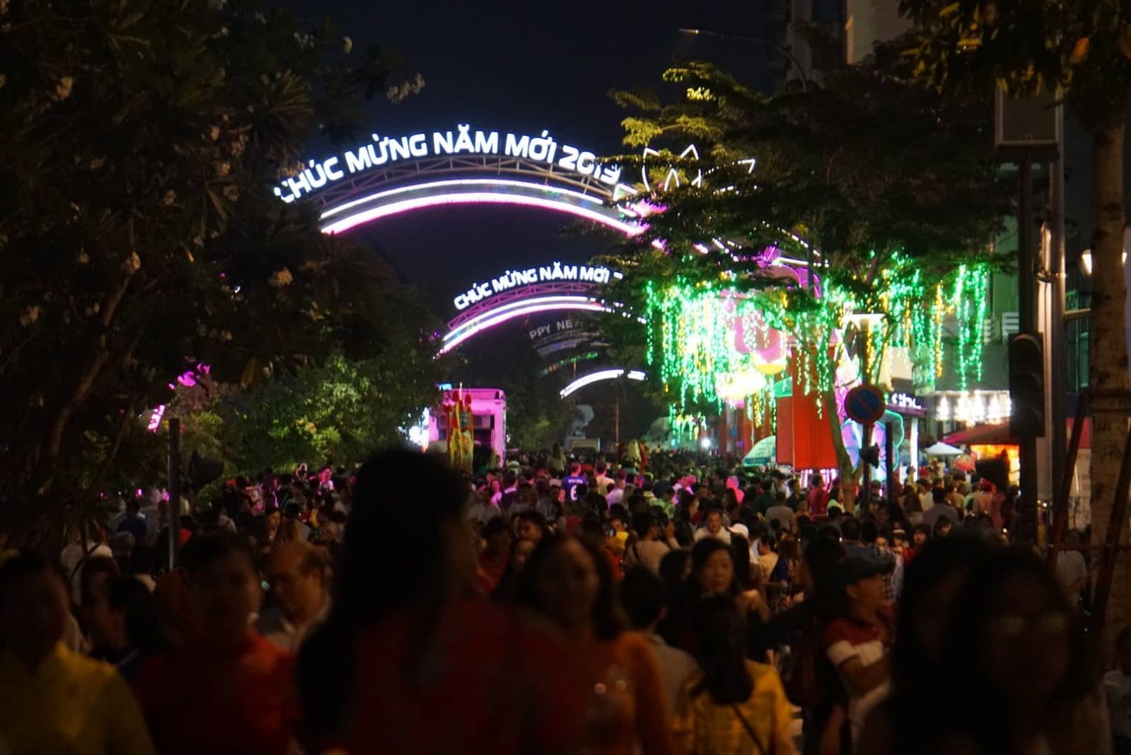 Người dân cả nước hân hoan chào đón giao thừa Tết Kỷ Hợi 2019