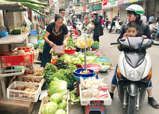 Thực phẩm mùng 3 Tết: Siêu thị giữ giá, chợ lẻ vẫn tăng