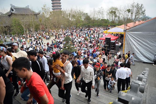 Hàng nghìn người dự khai hội chùa Bái Đính 2019