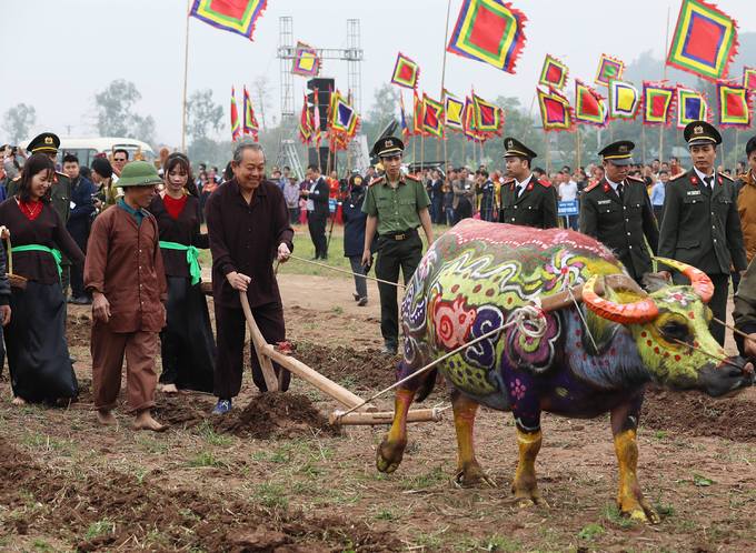 Phó Thủ tướng Trương Hòa Bình xuống đồng cày ruộng ở Lễ hội Tịch Điền 2019