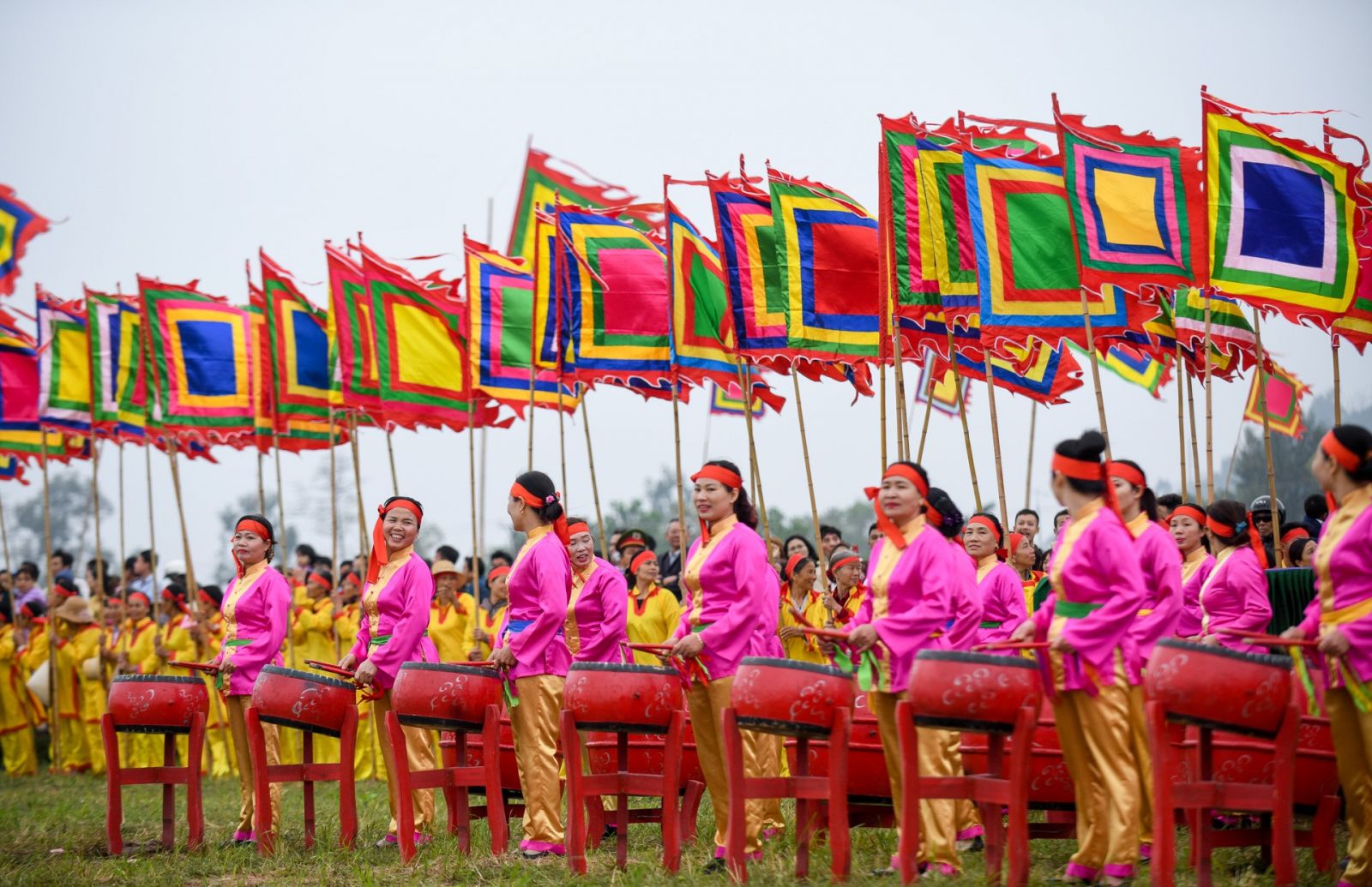 Phó Thủ tướng Trương Hòa Bình xuống đồng cày ruộng ở Lễ hội Tịch Điền 2019