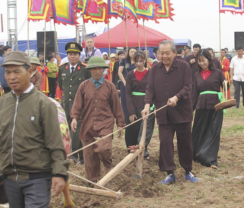 Phó Thủ tướng Trương Hòa Bình xuống đồng cày ruộng ở Lễ hội Tịch Điền 2019