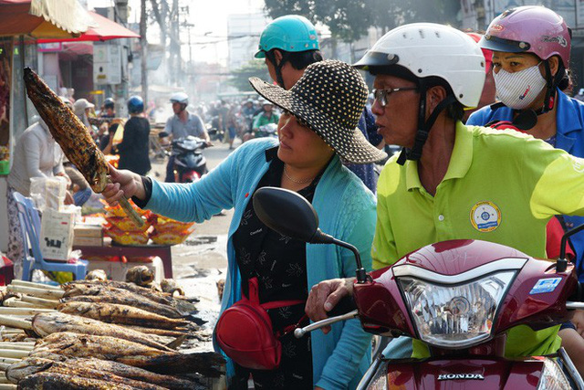 Ngày vía Thần tài: Người Sài Gòn đổ xô đi mua cá lóc nướng