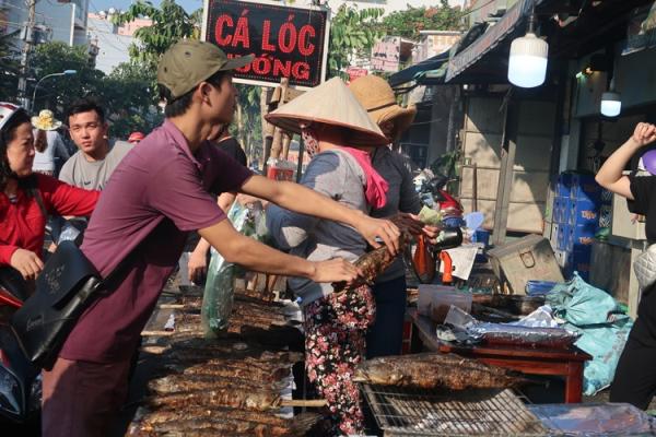 Ngày vía Thần tài: Người Sài Gòn đổ xô đi mua cá lóc nướng