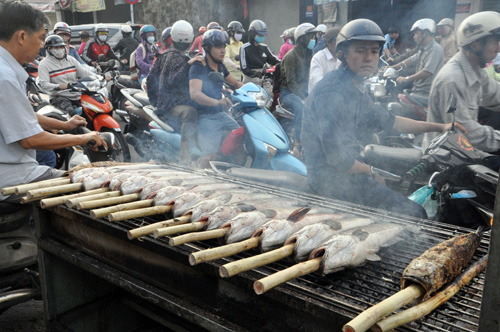 Ngày vía Thần tài: Người Sài Gòn đổ xô đi mua cá lóc nướng