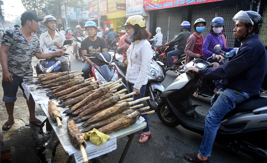 Ngày vía Thần tài: Người Sài Gòn đổ xô đi mua cá lóc nướng