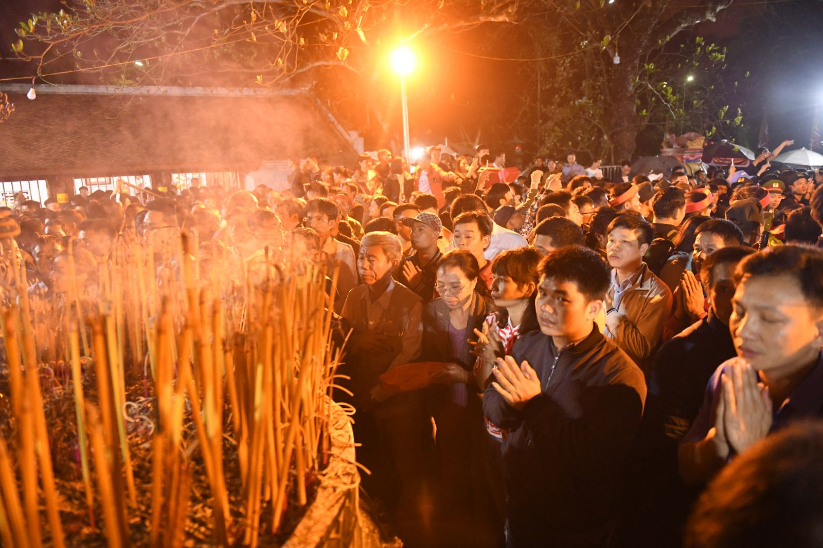 'Biển người' chen lấn, vượt rào trong đêm khai ấn đền Trần