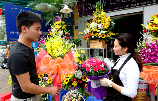 Thị trường quà tặng 8/3: Sản phẩm phong phú, giá cả hợp lý