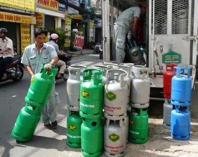 Tiêu dùng trong tuần: Giá xăng, gas, thực phẩm tăng mạnh, trong khi giá vàng, thanh long giảm