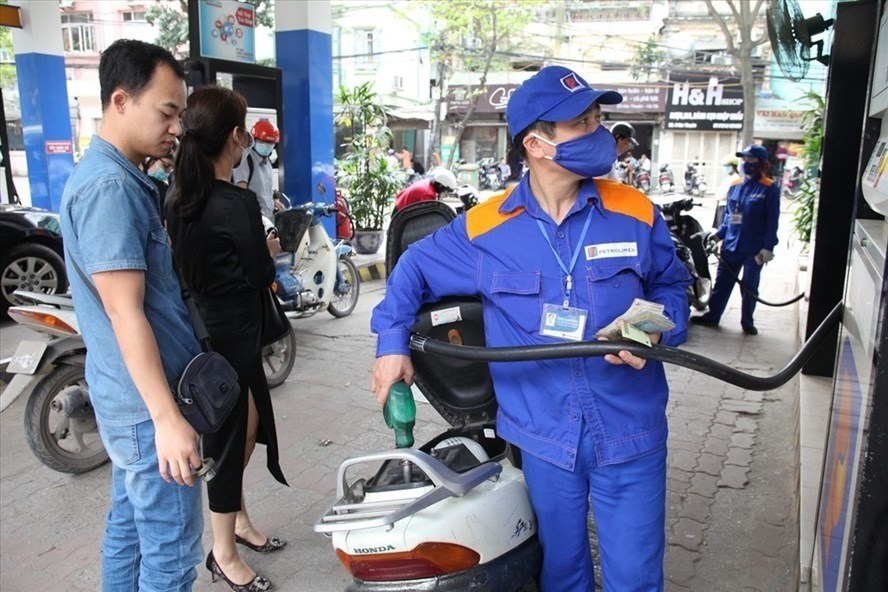 Tiêu dùng trong tuần: Giá xăng, gas, thực phẩm tăng mạnh, trong khi giá vàng, thanh long giảm