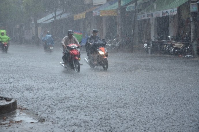 Dự báo thời tiết ngày 12/4: Mưa rào và dông bao trùm miền Bắc