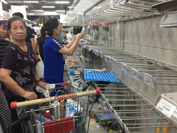 Người dân đổ xô đi 'vét hàng' giảm giá 50% trước ngày Auchan đóng cửa