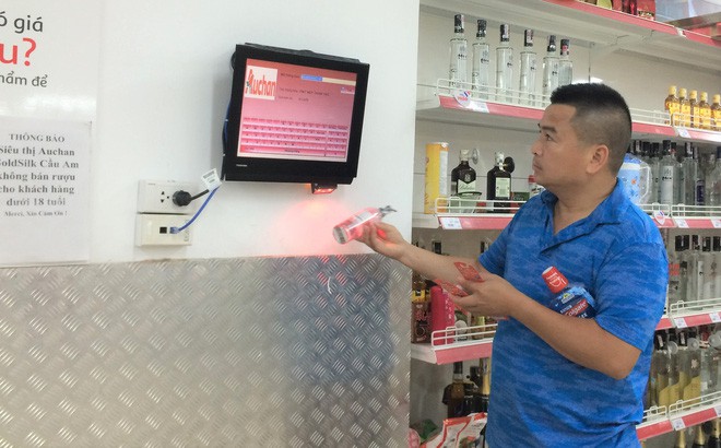 Người dân đổ xô đi 'vét hàng' giảm giá 50% trước ngày Auchan đóng cửa